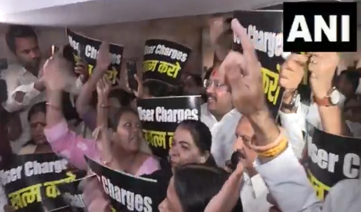 दिल्ली मेयर के खिलाफ AAP पार्षदों का प्रदर्शन, कार्यालय के बाहर दिया धरना, जानें पूरा मामला