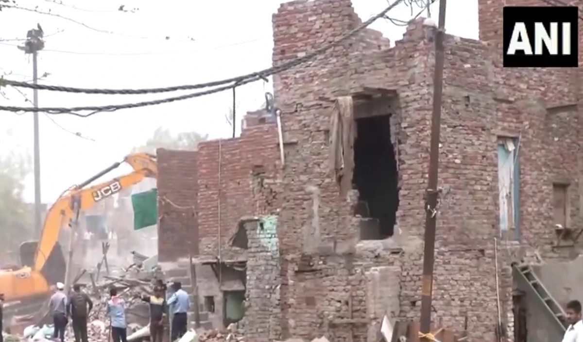 दिल्ली के तैमूर नगर में बुलडोजर एक्शन, अवैध निर्माण को किया जा रहा ध्वस्त, भारी पुलिस बल तैनात