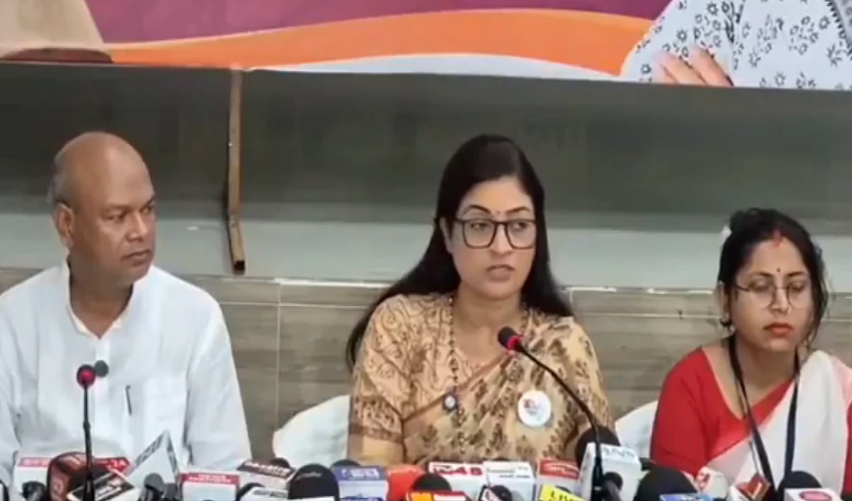 बिहार चुनाव से पहले कांग्रेस का बड़ा ऐलान, सरकार बनने पर महिलाओं को हर महीने देंगे 2,500 रुपये