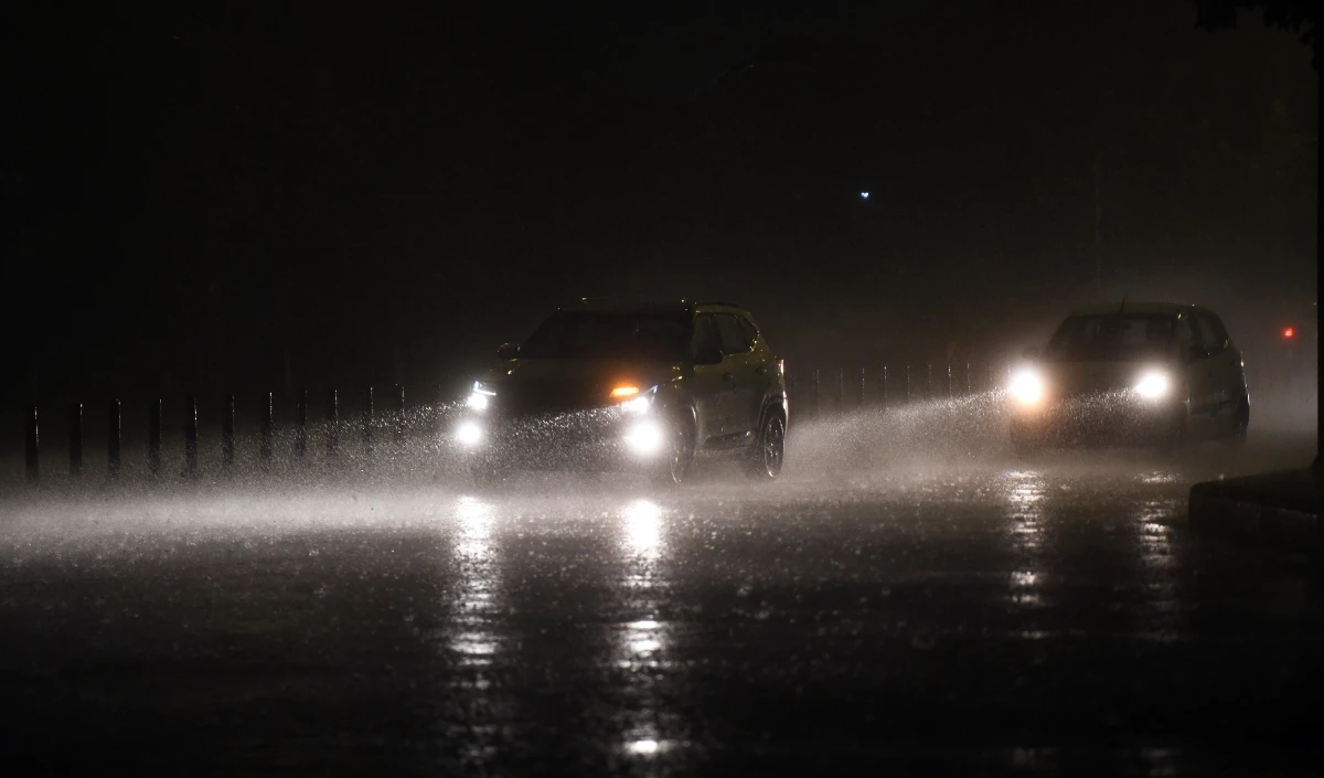 Delhi Weather Updates: दिल्ली में मूसलाधार बारिश, गर्मी से राहत, लेकिन बढ़ी मुश्किलें