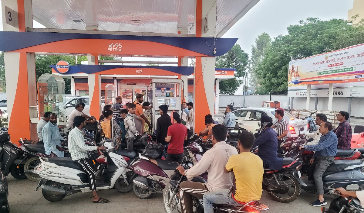 घबराहट में खरीदारी की जरूरत नहीं, Indian Oil ने देश भर में ईंधन, LPG का पर्याप्त स्टॉक उपलब्ध कराने का आश्वासन दिया