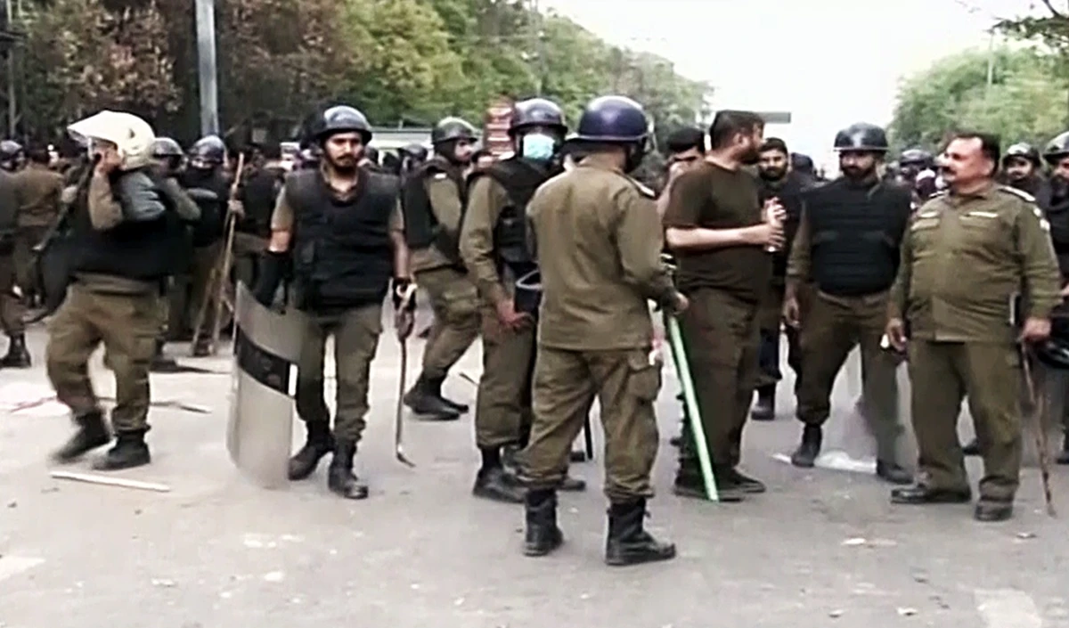 India-Pakistan tensions | ऑपरेशन सिंदूर की दहशत के बाद पाकिस्तान ने लाहौर, इस्लामाबाद, रावलपिंडी हवाईअड्डे बंद किए