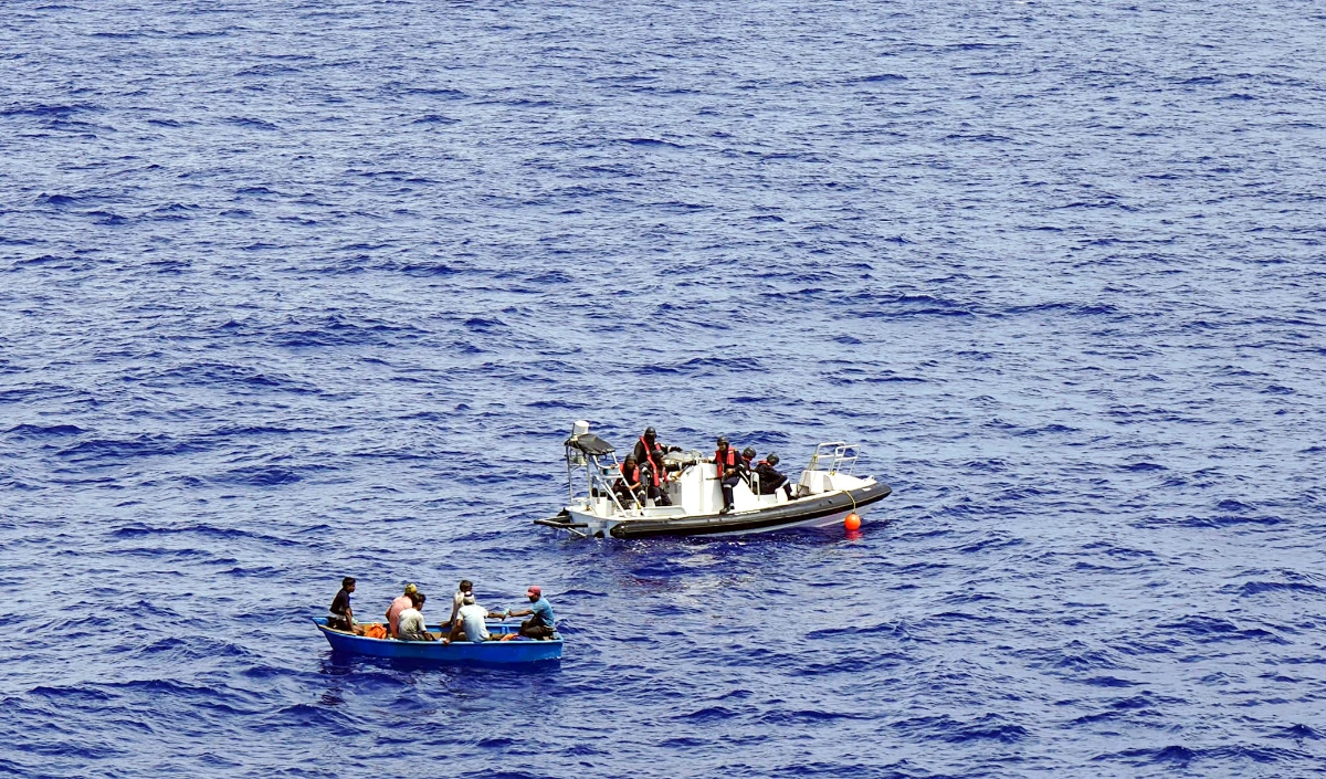 केरल तट के पास लाइबेरियाई मालवाहक जहाज डूबा, चालक दल के सभी 24 सदस्य बचाए गए