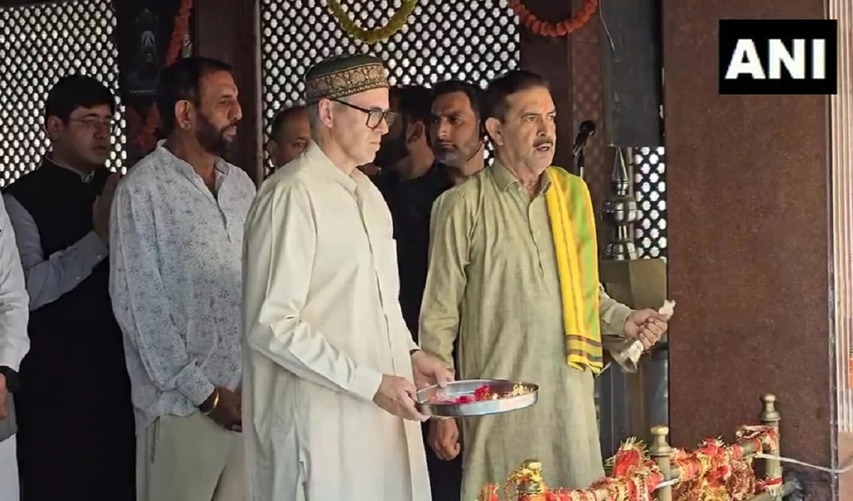 Jammu-Kashmir: माता खीर भवानी मंदिर पहुंचे सीएम उमर अब्दुल्ला, जल चढ़ाया, फूल भी किए अर्पित