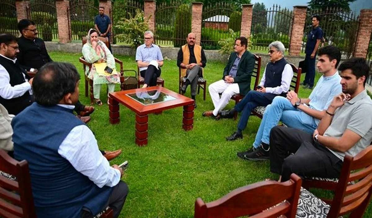 राजनीति में वंशवाद…उत्तर से लेकर दक्षिण तक बवाल, Omar के बेटे राजनीति में आएंगे! Ramadoss को Anbumani को मंत्री बनवाने पर अफसोस, KCR के परिवार का झगड़ा सड़कों पर