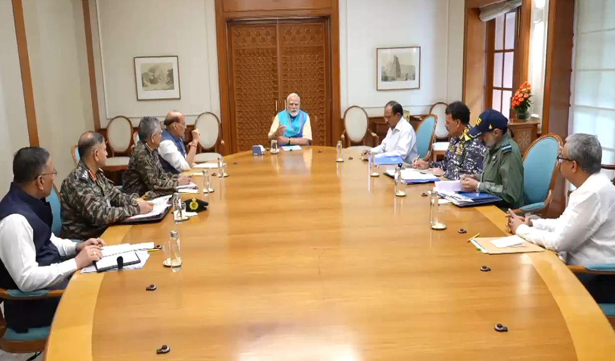 पीएम मोदी ने राजनाथ सिंह के साथ की हाई लेवल मीटिंग, CDS और तीनों सेना प्रमुख भी रहे मौजूद