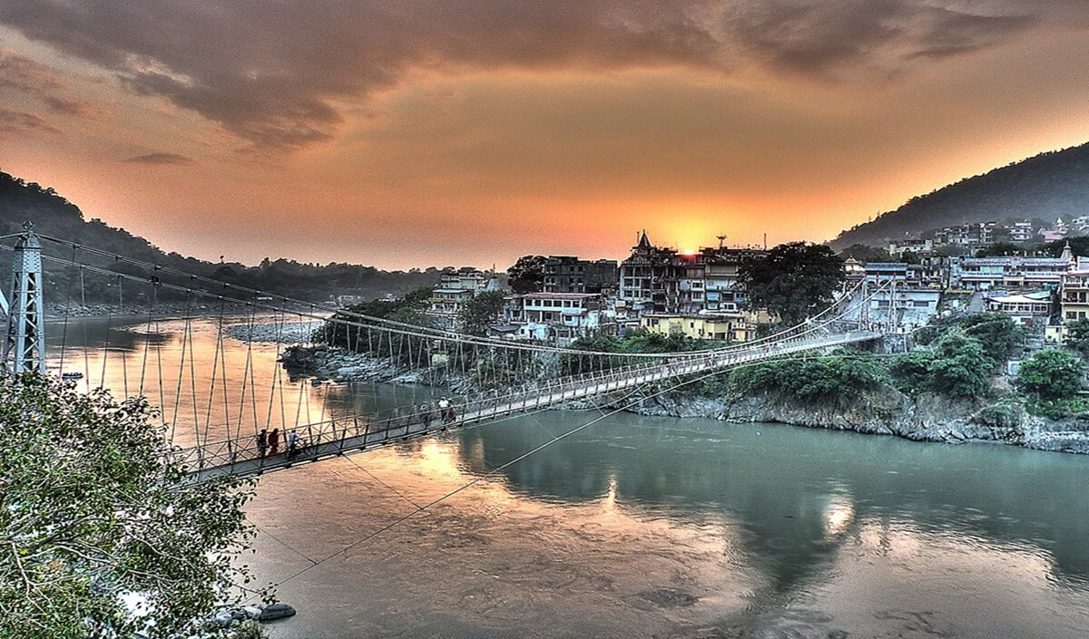 Rishikesh Tourist Places: आध्यात्म की तलाश में जा रहे ऋषिकेश तो इन जगहों पर जरूर जाएं, वरना अधूरी रह जाएगी यात्रा