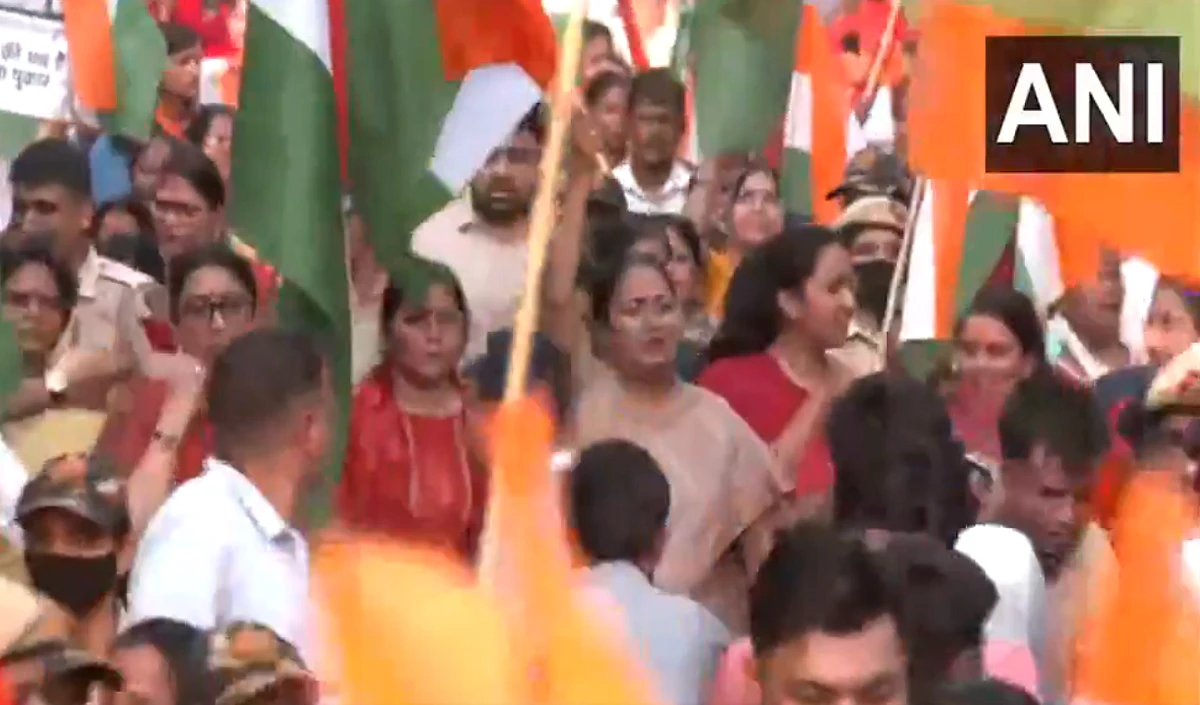 दिल्ली में BJP ने निकाली तिरंगा यात्रा, सीएम रेखा गुप्ता और स्मृति ईरानी हुईं शामिल, सशस्त्र बलों का जताया आभार