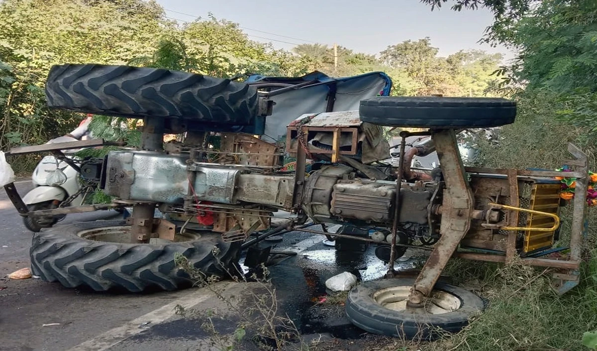 उत्तर प्रदेश: मुरादाबाद में ट्रैक्टर-ट्रॉली से भिड़ंत में बस चालक की मौत, 13 लोग घायल