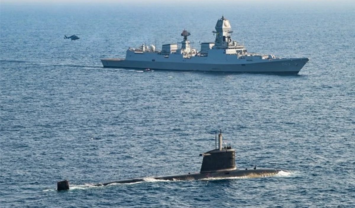 Indian Navy Trident of Power | पाकिस्तान के साथ बढ़ते तनाव के बीच भारतीय नौसेना ने दिखाया ‘शक्ति का त्रिशूल’