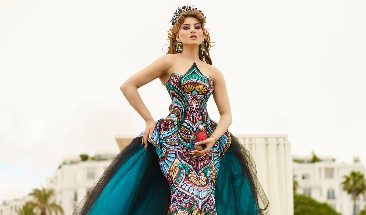 Cannes Film Festival 2025 | पोज दे रही Urvashi Rautela को रेड कार्पेट से हटाया गया, एक्ट्रेस के चेहरे का उड़ा रंग, Video Viral