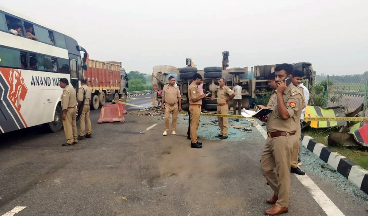 आगरा-लखनऊ एक्सप्रेसवे पर पुलिस की कार और बस की भिड़ंत, एक सब-इंस्पेक्टर की मौत, छह लोग घायल