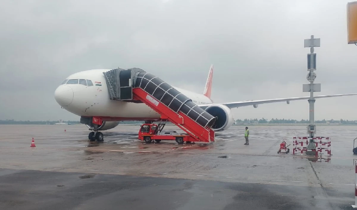 Air India की सैन फ्रांसिस्को-मुंबई फ्लाइट में आई तकनीकी खराबी, यात्रियों को कोलकाता में विमान से उतारा गया