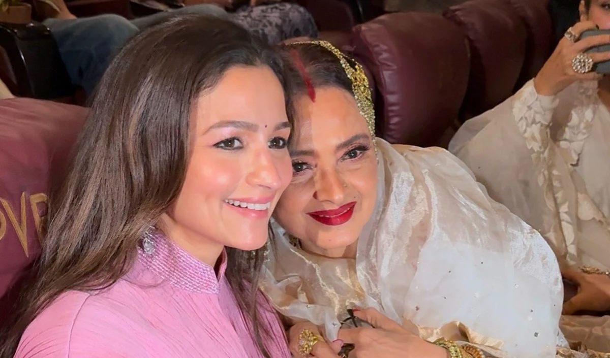 Photos | Alia Bhatt ने रीक्रिएट किया सिलसिला की रेखा का आइकॉनिक लुक, नरम गुलाबी साड़ी में एक्ट्रेस ने ढाया कहर
