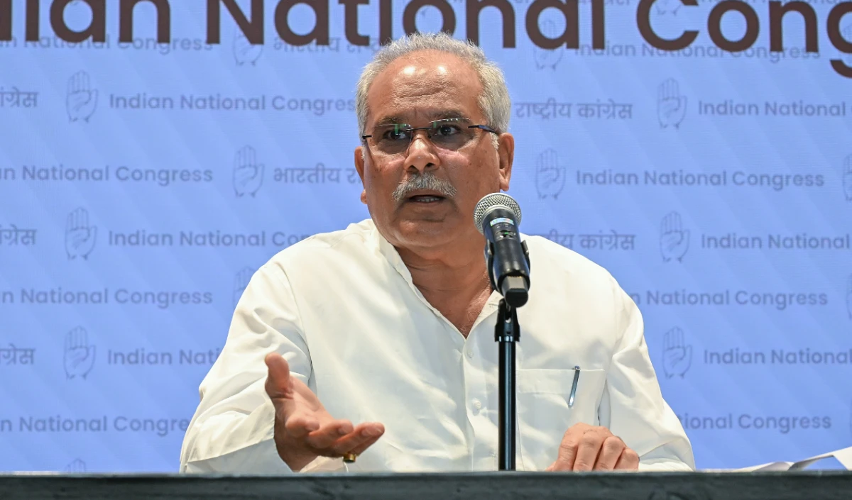 रायपुर एयरपोर्ट पर नहीं खुला फ्लाइट का गेट, 40 मिनट तक फंसे पूर्व सीएम भूपेश बघेल समेत अन्य यात्री