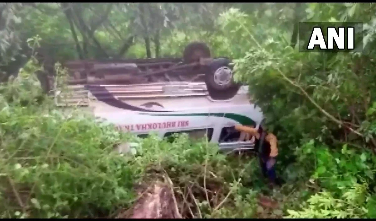 गुरुग्राम में दिल्ली-जयपुर राजमार्ग पर बस पलटने से पुलिसकर्मी की मौत, 20 लोग घायल