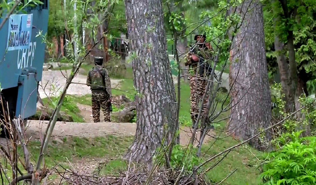 Jammu kashmir: मुठभेड़ में जैश का एक आतंकी ढेर, 3 आतंकियों की तलाश जारी