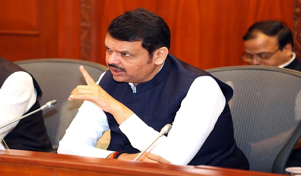 समाज के अंतिम व्यक्ति तक पहुंचने के लिए रेडियो सशक्त माध्यम: फडणवीस