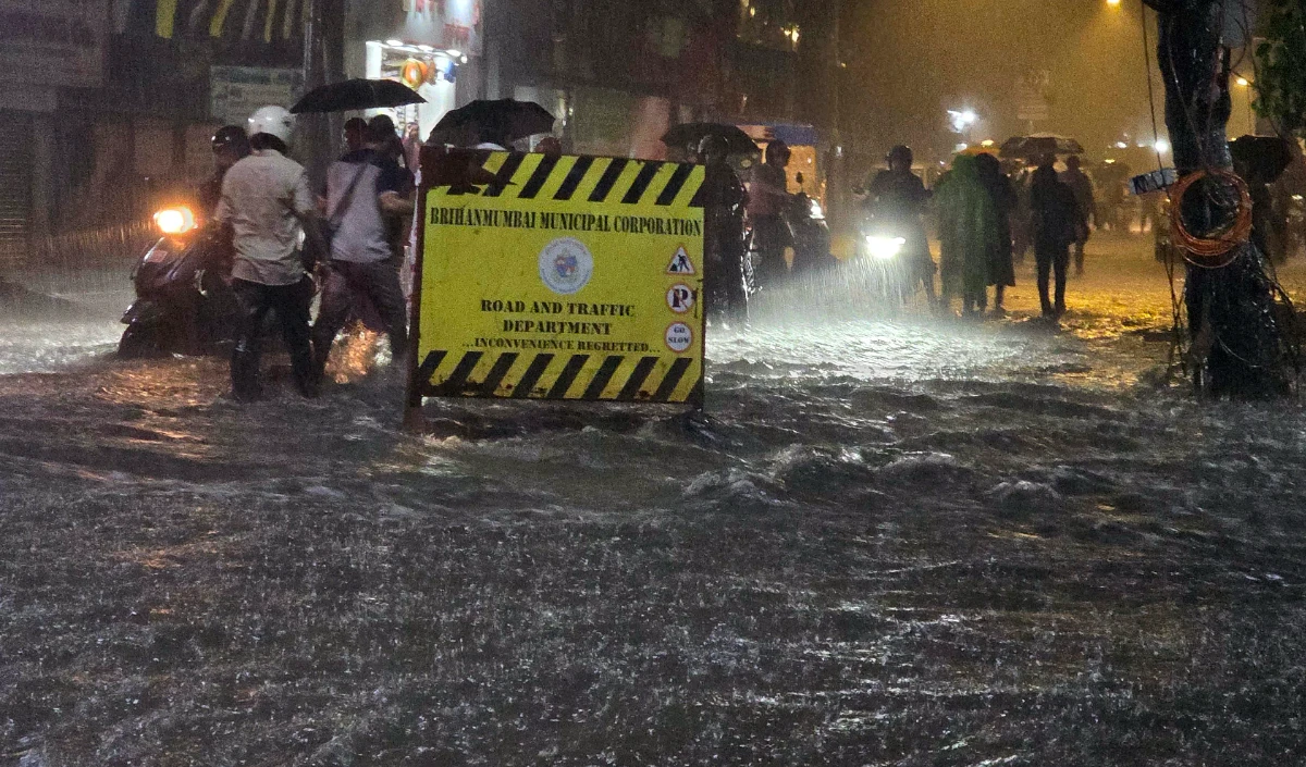 महाराष्ट्र के कई हिस्सों में भारी बारिश से आठ लोगों की मौत, तटीय जिलों में अलर्ट जारी