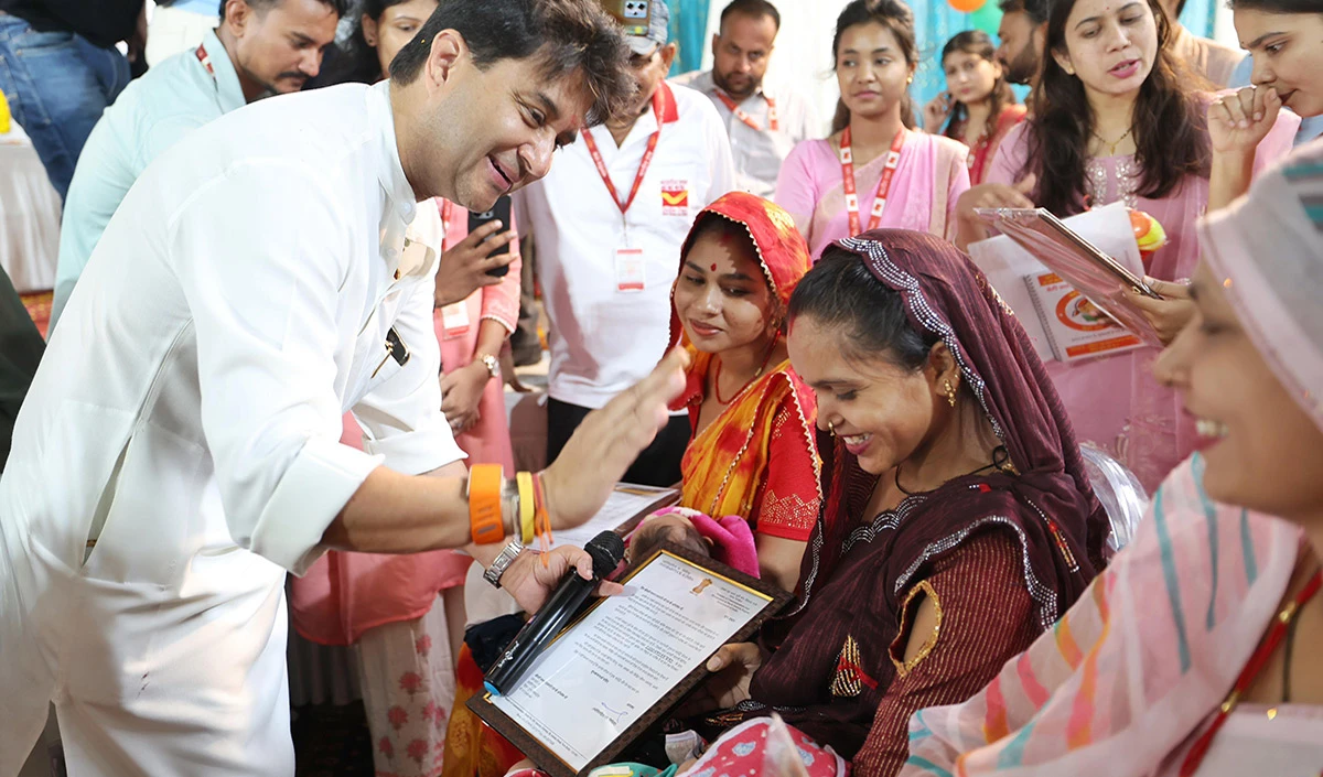 नारी सशक्तिकरण की दिशा में केंद्रीय मंत्री सिंधिया की बड़ी पहल, सुकन्या समृद्धि योजना में निजी पैसे से खुलवाए 886 बालिकाओं के खाते, बच्चियों के माता- पिता को सौंपी पासबुक