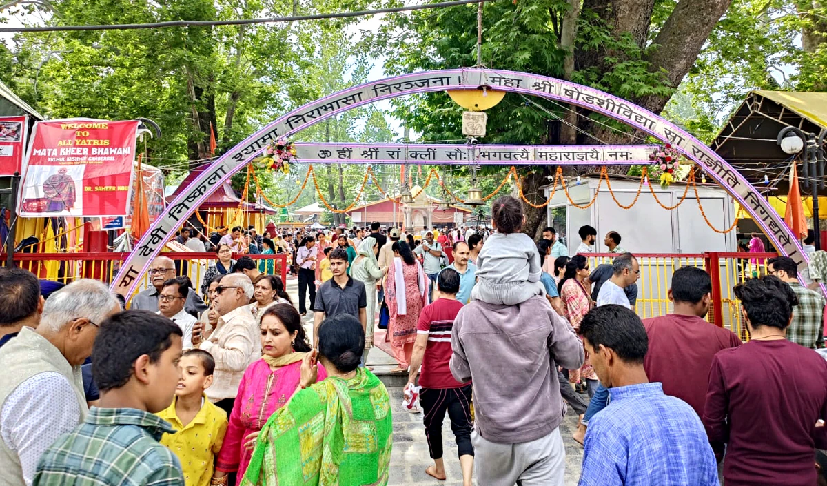 सैकड़ों कश्मीरी पंडित खीर भवानी मेले के लिए रवाना
