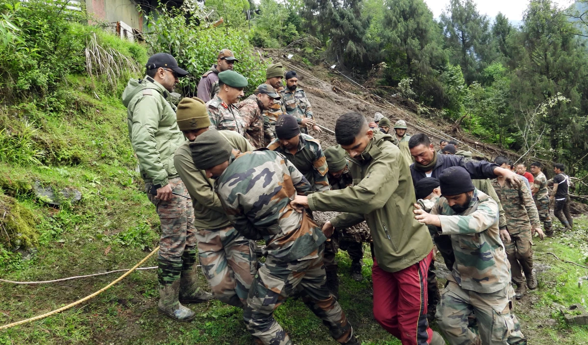 Sikkim landslide: भूस्खलन से फंसे 63 लोगों को हेलीकॉप्टर से निकाला गया, 64 अन्य लोगों को मदद का इंतजार