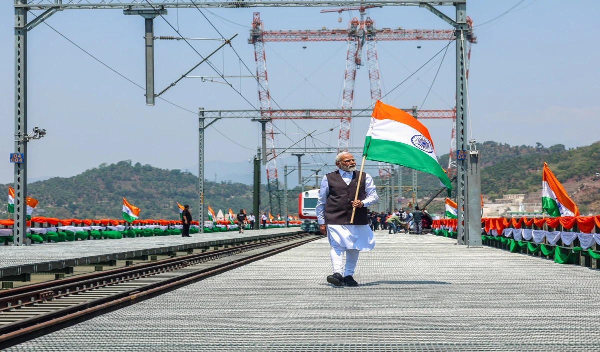 तिरंगा उठाकर ऐसा क्या बोले मोदी? पाकिस्तान को लगी मिर्ची, करने लगा ये बकवास