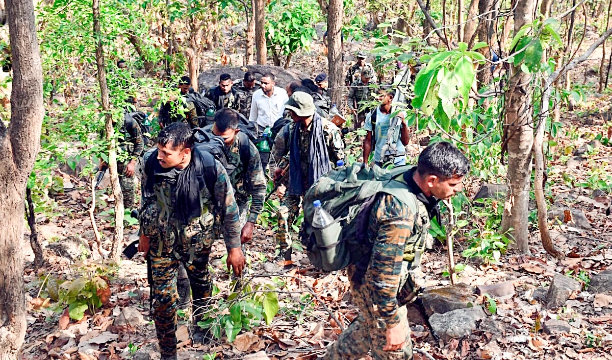 Bijapur Naxal Encounter: छत्तीसगढ़ के बीजापुर में सुरक्षाबलों के साथ मुठभेड़ में दो महिला समेत पांच नक्सली ढेर