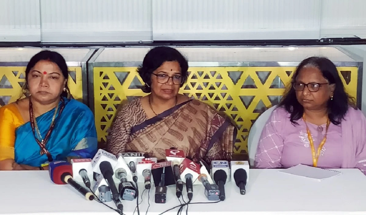 Kolkata: छात्रा से गैंगरेप मामले में महिला आयोग सख्त, पुलिस आयुक्त को लिखा पत्र, मांगी विस्तृत रिपोर्ट