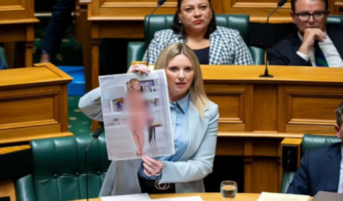 New Zealand की संसद में महिला MP ने दिखाई अपनी न्यूड फोटो, सरकार से कर दी ये मांग
