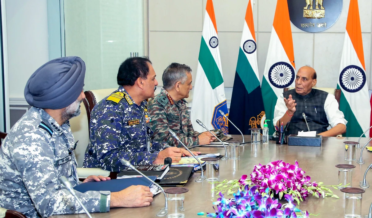 राजनाथ ने चीनी समकक्ष से मुलाकात कर भारत-चीन संबंधों में नयी जटिलताओं से बचने पर जोर दिया