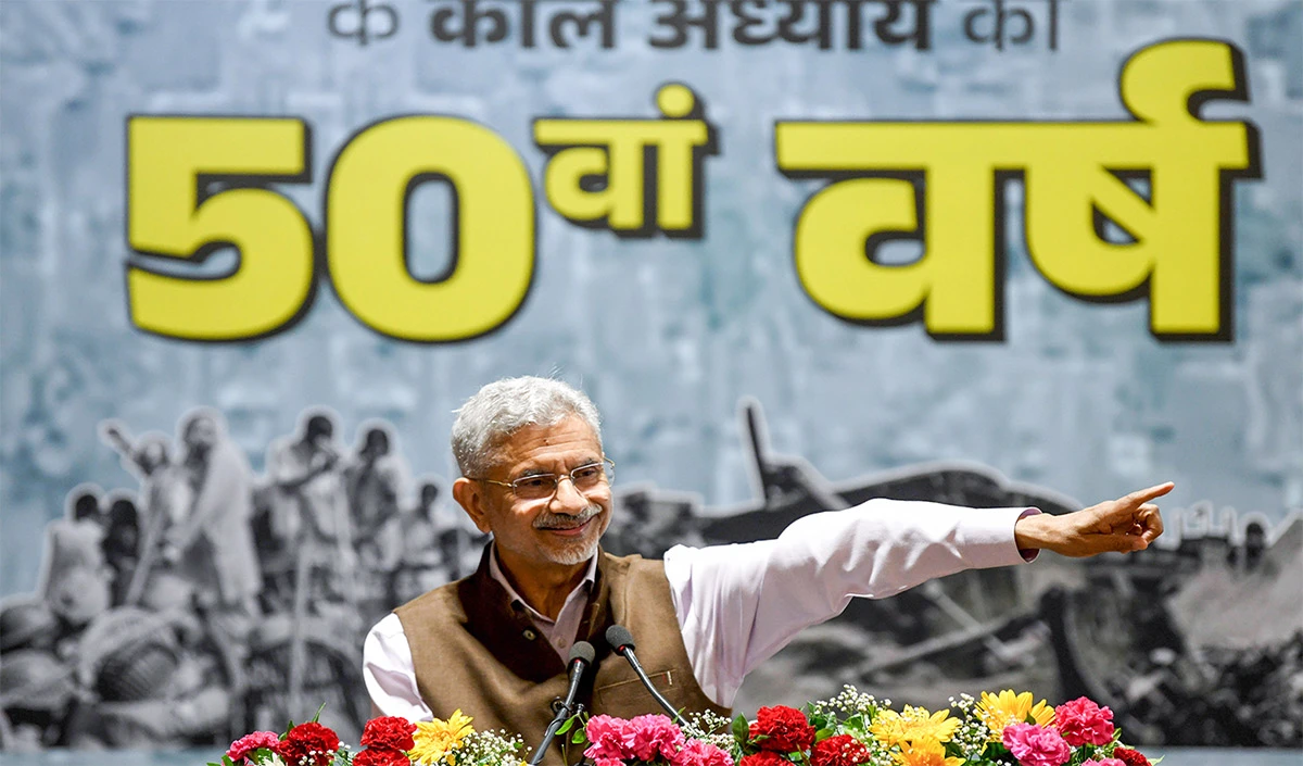 BJYM के कार्यक्रम में बोले विदेश मंत्री Jaishankar- संविधान की प्रति हाथ में लेकर चलने वालों से सावधान, किस्सा कुर्सी का बहुत महंगा पड़ता है