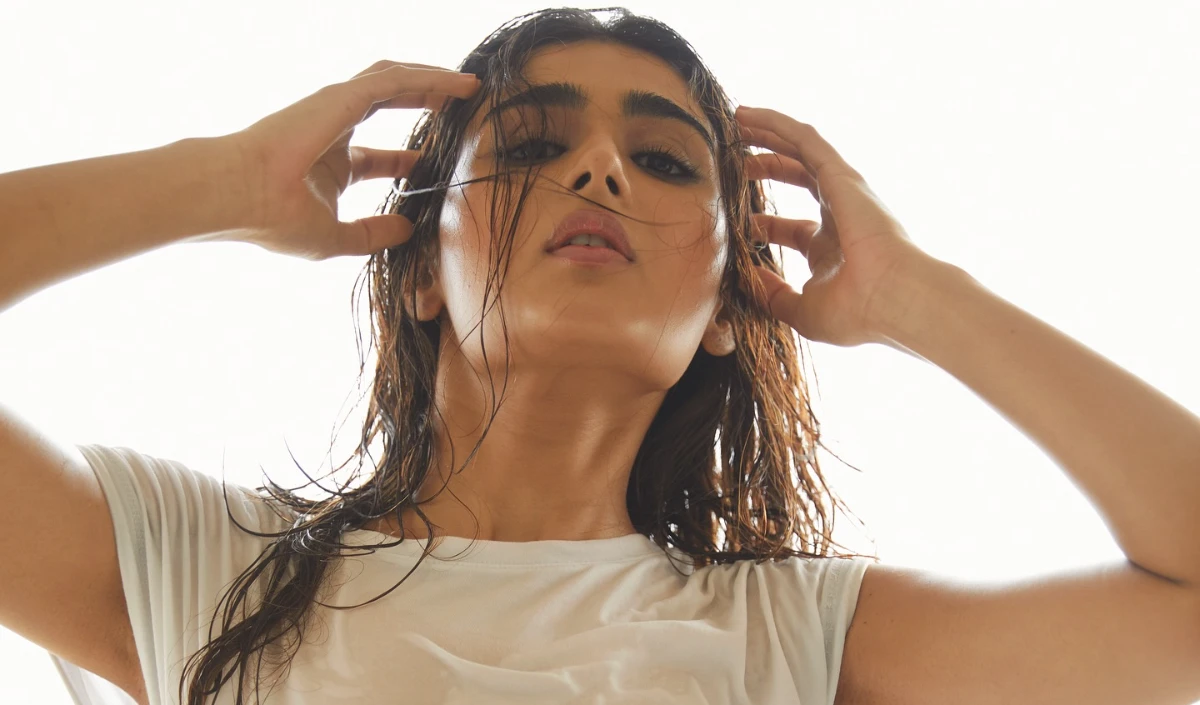 Bollywood Wrap Up | हसीना Shalini Pandey ने ब्रालेस होकर मचाई इंटरनेट पर तबाही, ट्रांसपेरेंट आउटफिट में ढहाया कहर