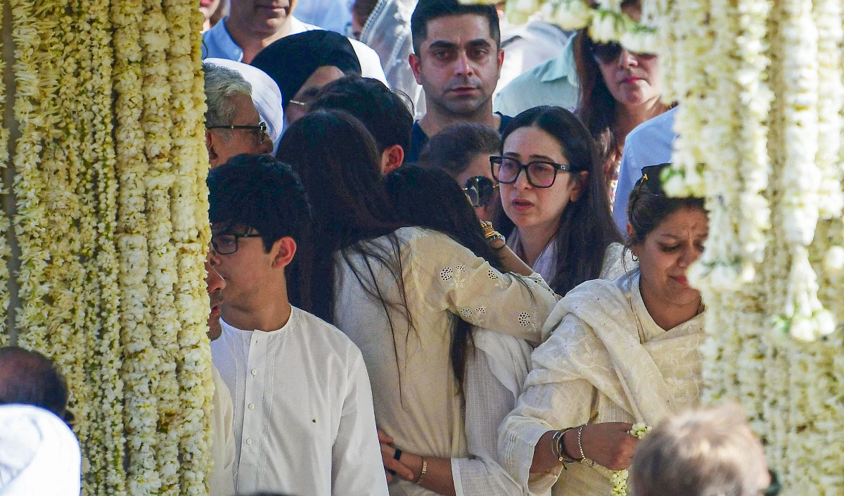 Sunjay Kapur Funeral | सिर से हटा पिता का हाथ, भावुक हुए दोनों बच्चे, करिश्मा कपूर ने दिया सहारा