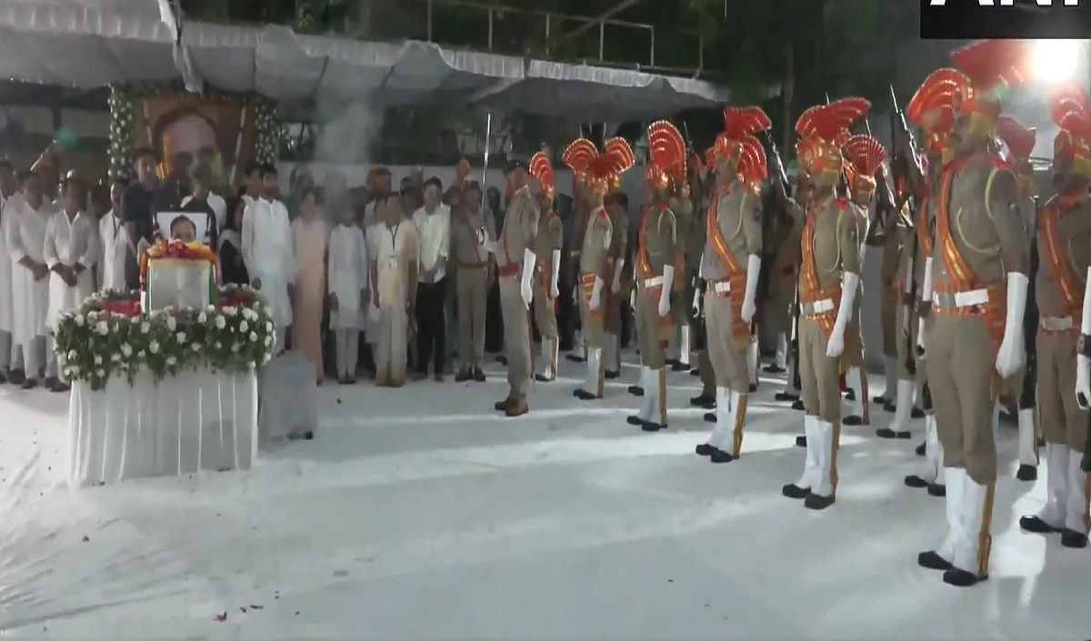 पूर्व CM विजय रूपाणी का राजकीय सम्मान के साथ अंतिम संस्कार, दी गई 21 तोपों की सलामी, अमित शाह भी रहे मौजूद