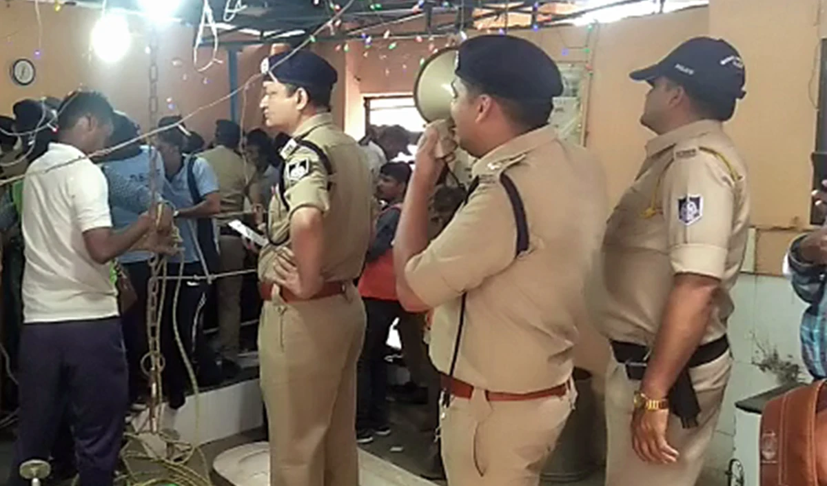 भगवान गणेश की ‘आपत्तिजनक’ प्रतिमाओं को देखकर भड़के लोग, इंदौर में बजरंग दल ने मूर्तिकारों का किया मुंह काला, 3 गिरफ्तार