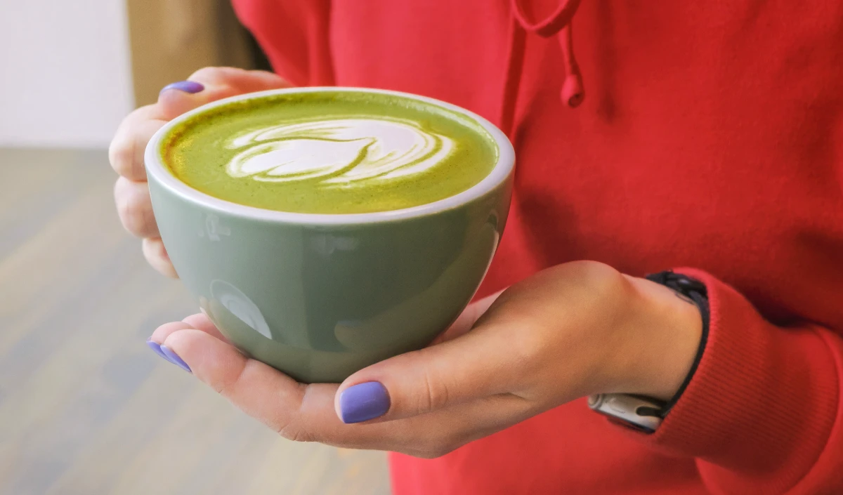 एनर्जी, डिटॉक्स और ग्लोइंग स्किन, Matcha के फायदे जानकर आप ग्रीन टी पीना छोड़ देंगे