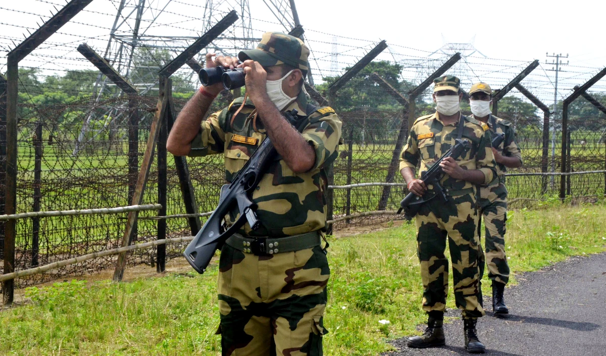 बंगाल में बांग्लादेश के दो मादक पदार्थ तस्कर गिरफ्तार, नशीले पदार्थ जब्त