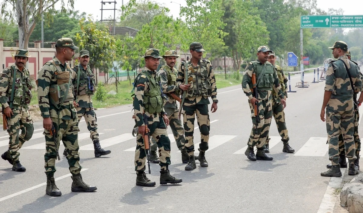 बंगाल में बांग्लादेश सीमा के पास बीएसएफ ने 16 किलो चांदी के आभूषण जब्त किए, एक गिरफ्तार