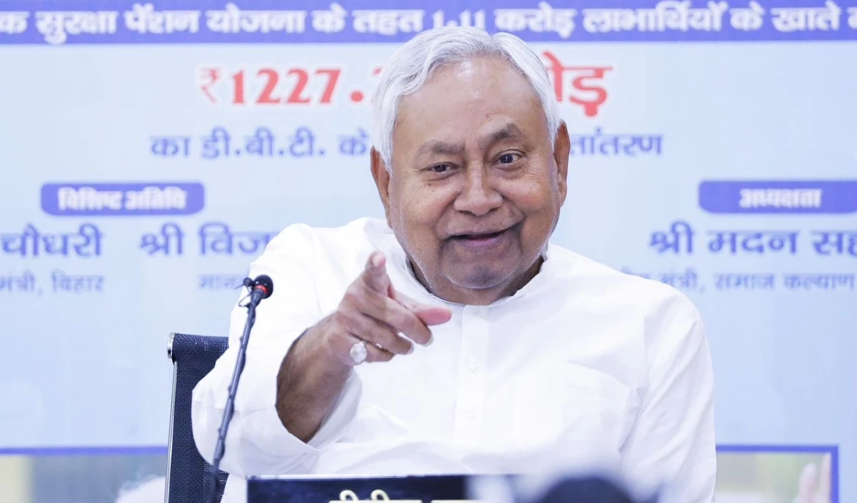चुनाव से पहले CM नीतीश की बड़ी सौगात, 1 करोड़ से अधिक लोगों के अकाउंट में 1100-1100 रुपये ट्रांसफर