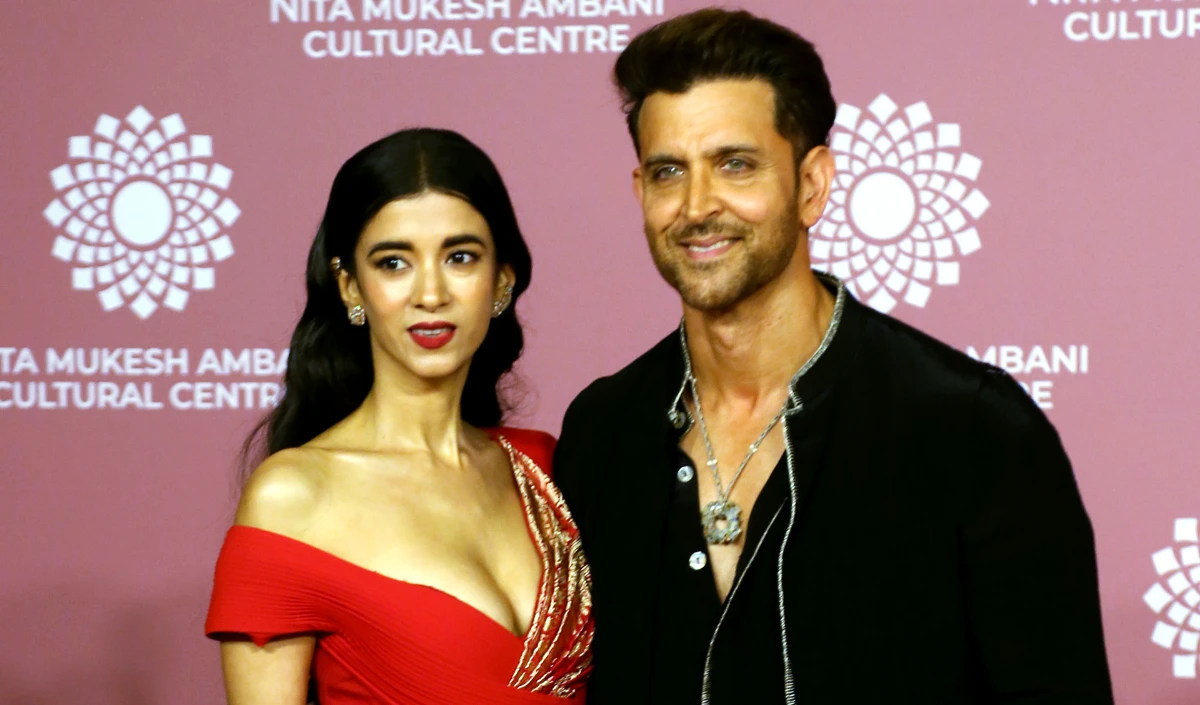Bollywood Wrap Up | स्टाइलिश लुक में  देर रात गर्लफ्रेंड सबा आजाद संग मूवी डेट पर निकले ऋतिक रोशन, वीडियो वायरल