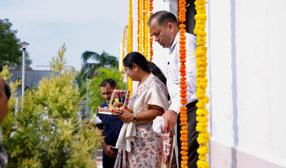 Delhi की CM Rekha Gupta के नए कैंप ऑफिस की शीश महल से हुई तुलना, जनसेवा सदन की लगत शीशमहल के पर्दों से भी कम