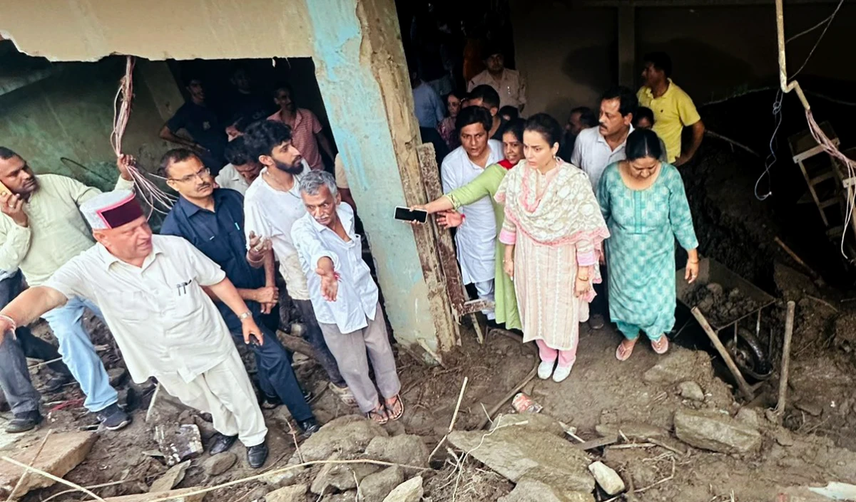 Kangana Ranaut ने मंडी में आपदा प्रभावित क्षेत्र का किया दौरा, फिर कर दी ‘असंवेदनशील’ टिप्पणी? कांग्रेस ने शुरू की राजनीति