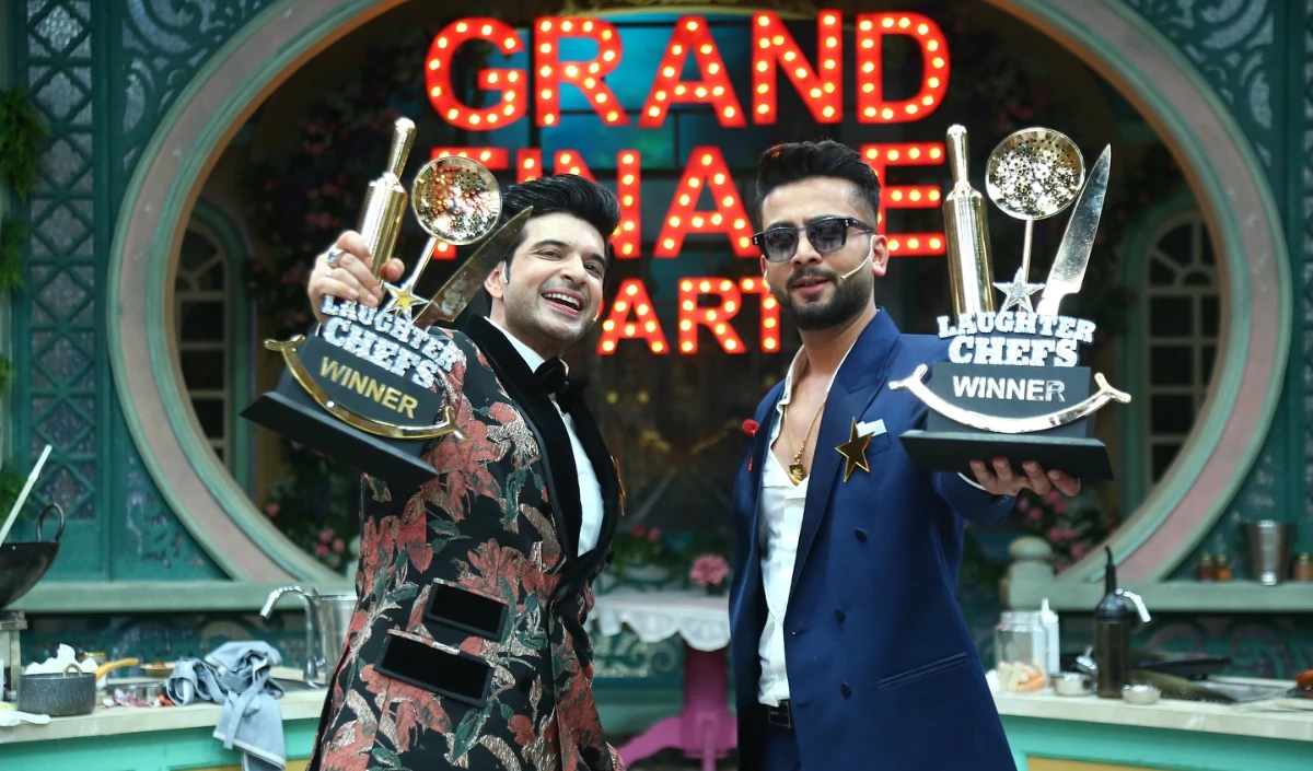 Bollywood Wrap Up | Laughter Chefs Season 2 | करण कुंद्रा-एल्विश यादव ने मारी बाजी, बाधाओं को पार कर जीता लाफ्टर शेफ्स सीजन 2