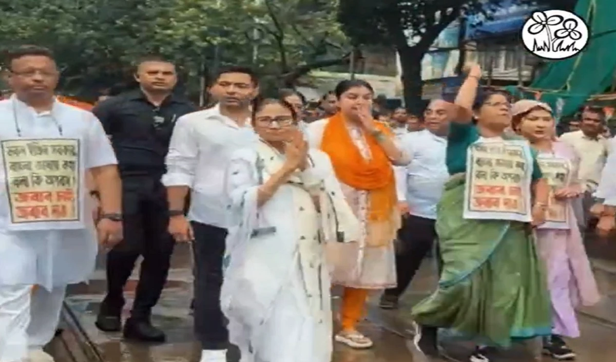 लगातार हो रही बारिश के बीच भीगे कपड़े, हाथ जोड़े…बंगालियों के पीछे बीजेपी, ममता का नया नैरेटिव