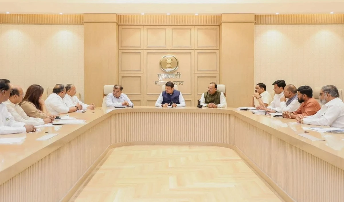 मराठा युवाओं को बांट दिए आदिवासी प्रमाण पत्र, विभागीय उपायुक्त को मंत्री ने सीधे किया निलंबित