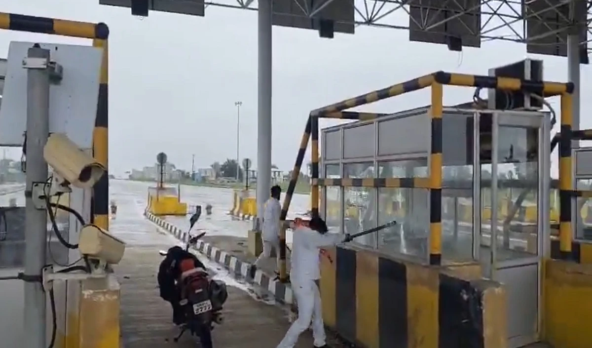 MNS वालों ने अब टोल प्लाजा फोड़ा, वजह जानकर चौंक जाएंगे