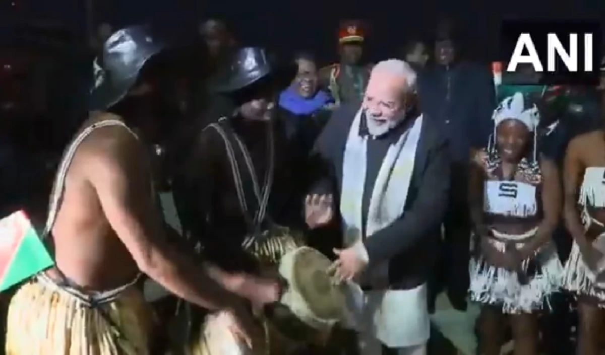 Namibia पहुंचते ही खुद ढोल बजाने लगे मोदी, डांस-म्युजिक के साथ हुआ जोरदार स्वागत