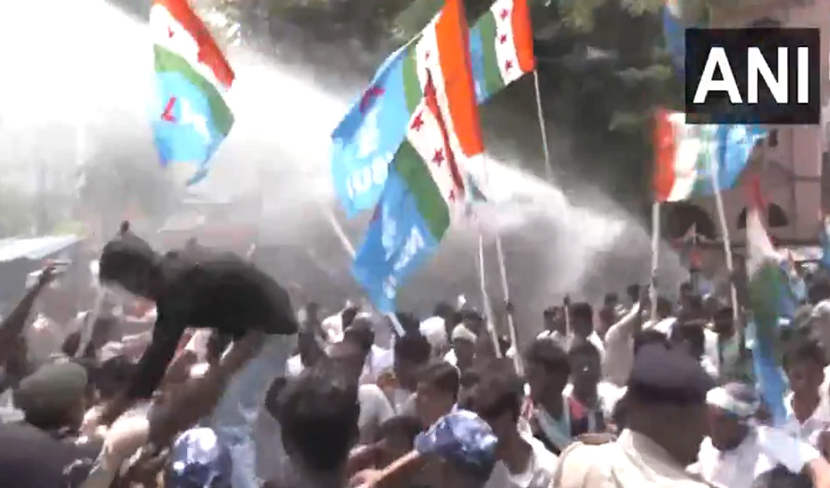 SIR पर NSUI का पटना में बवाल, पुलिस ने वाटर कैनन चलाए, कांग्रेस का केंद्र पर निशाना