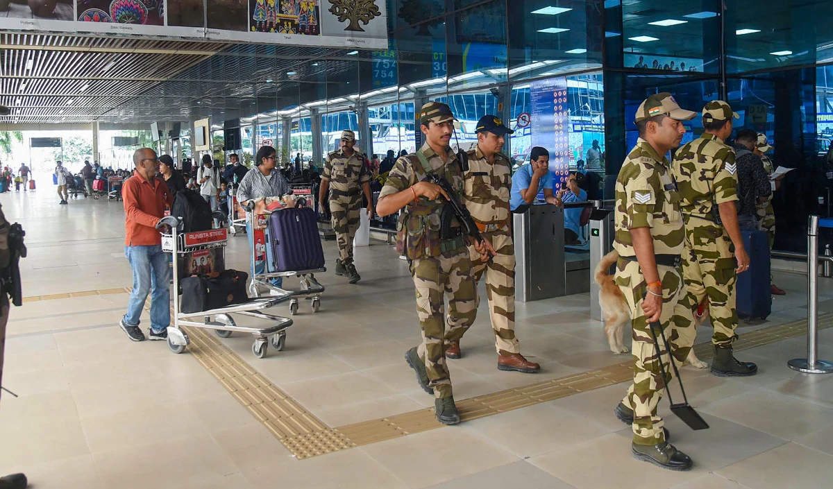 Patna Airport Bomb Threat | पटना हवाई अड्डे को ईमेल के माध्यम से मिली बम की धमकी अफवाह निकली, सुरक्षा बढ़ाई गई